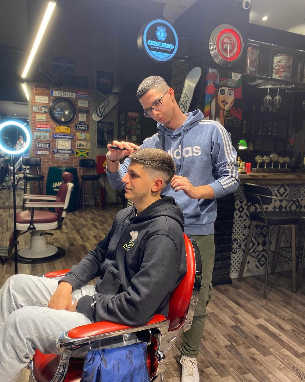 Barber του Barberians εν ώρα δράσης, φινίρισμα στο κούρεμα του πελάτη