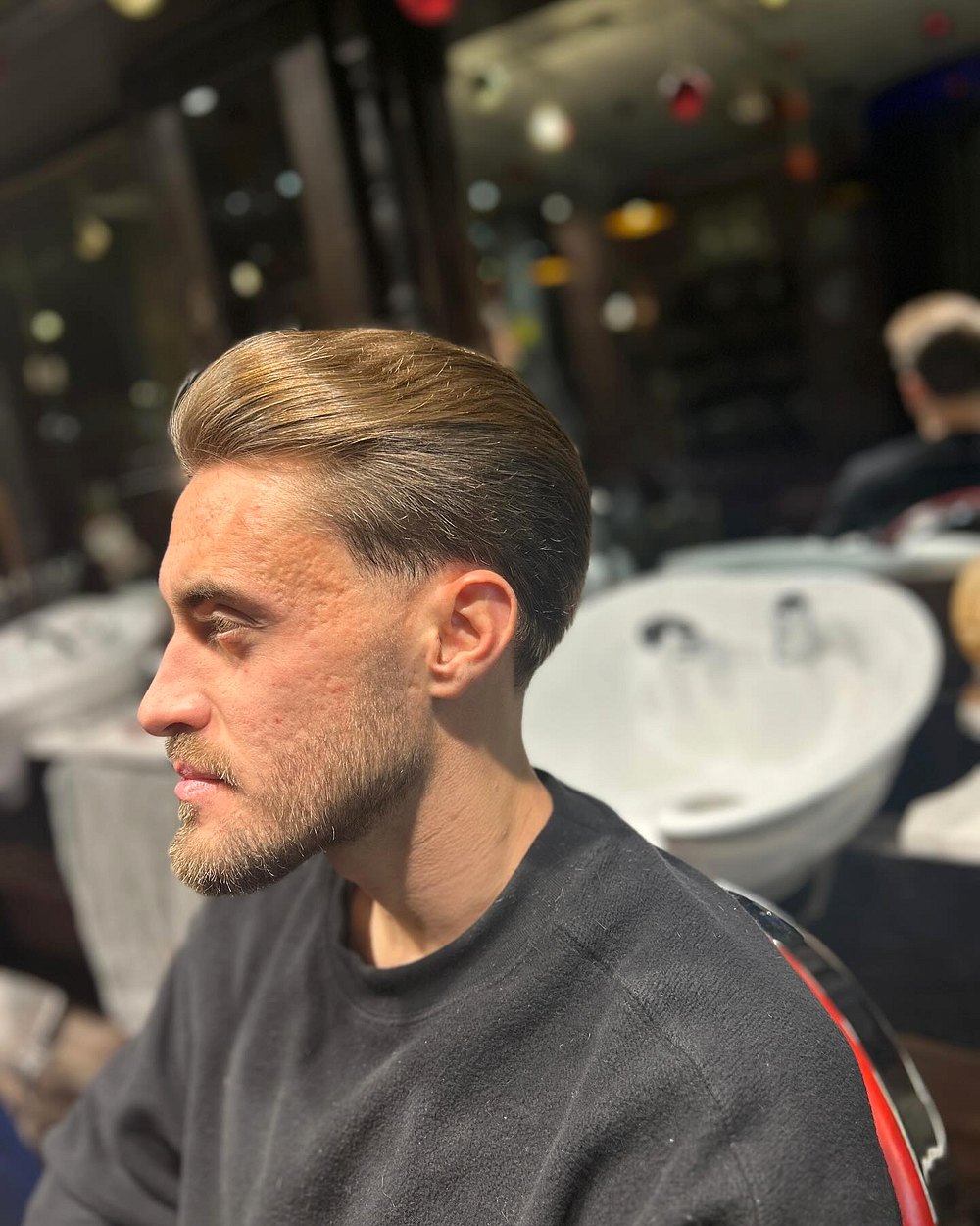 Κούρεμα slick back με περιποίηση γενειάδας στο Barberians