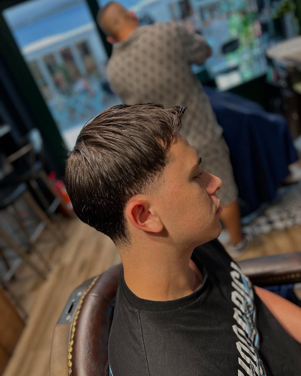 Κούρεμα με όγκο και fade στο Barberians