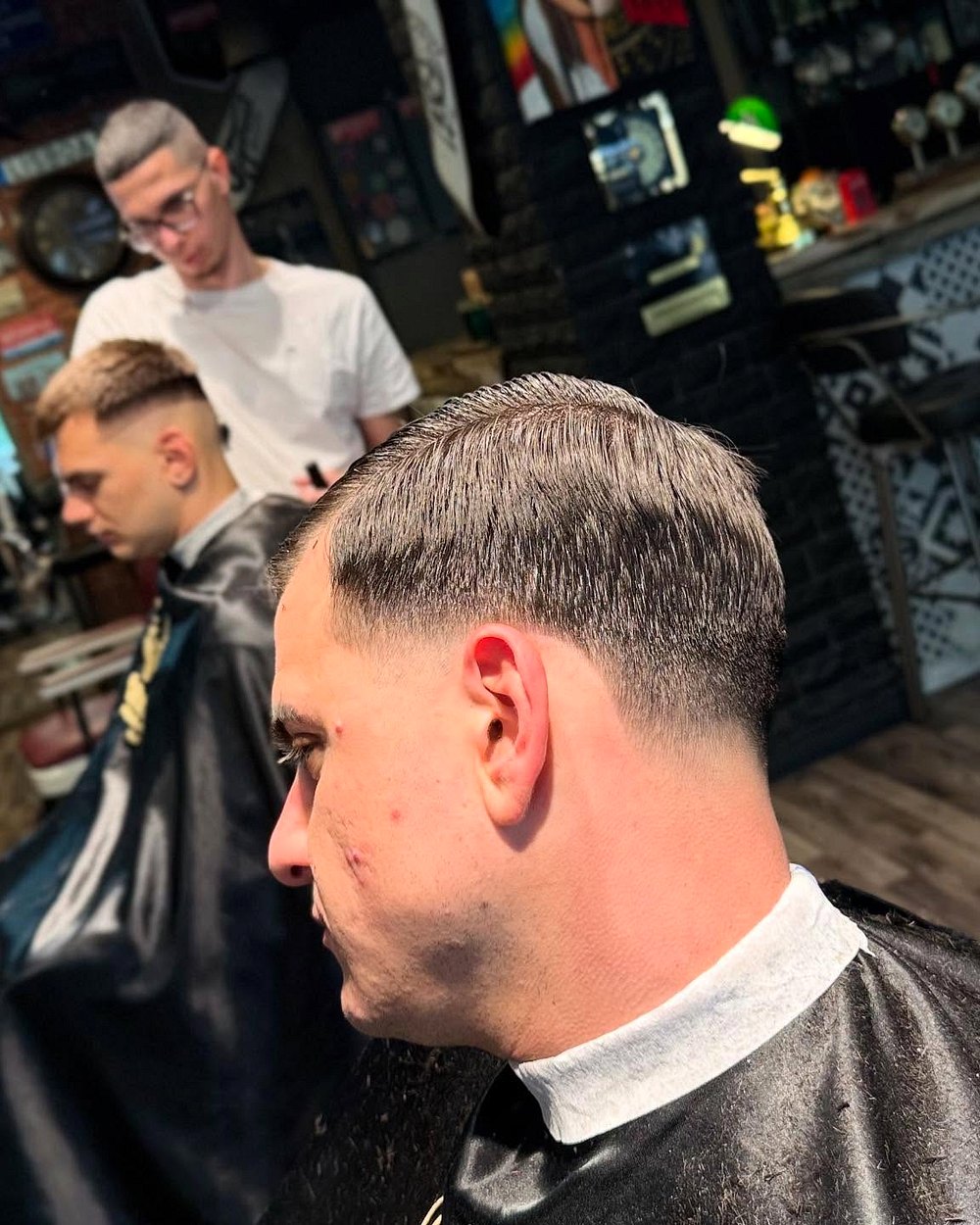 Κλασικό κούρεμα με χωρίστρα στο Barberians