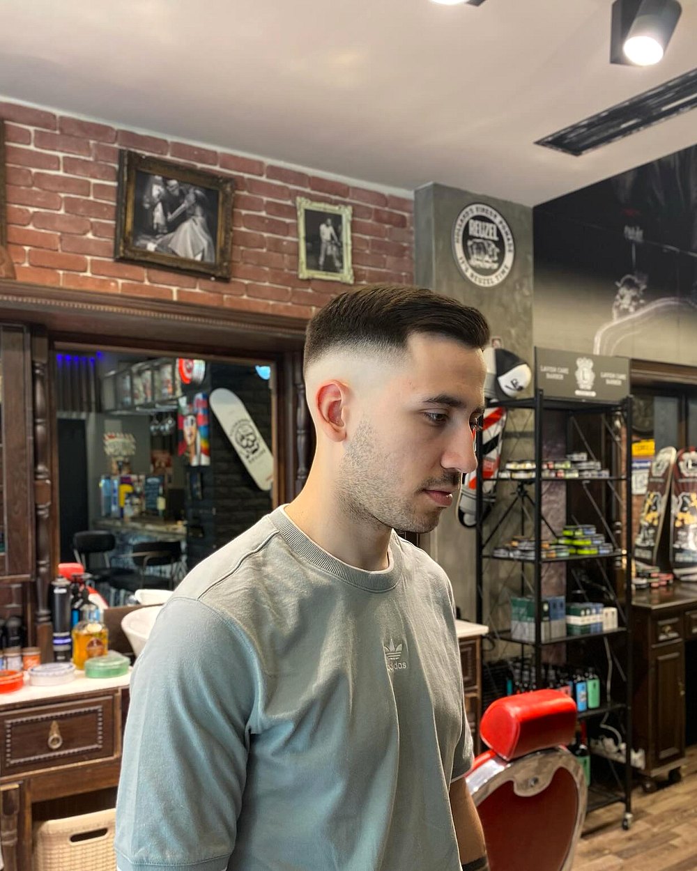 Κοντό κούρεμα με skin fade στο Barberians