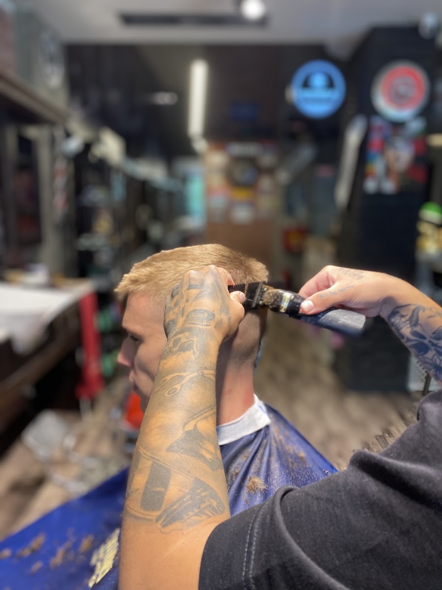 Κούρεμα σε εξέλιξη στο Barberians: skin fade στο πίσω μέρος